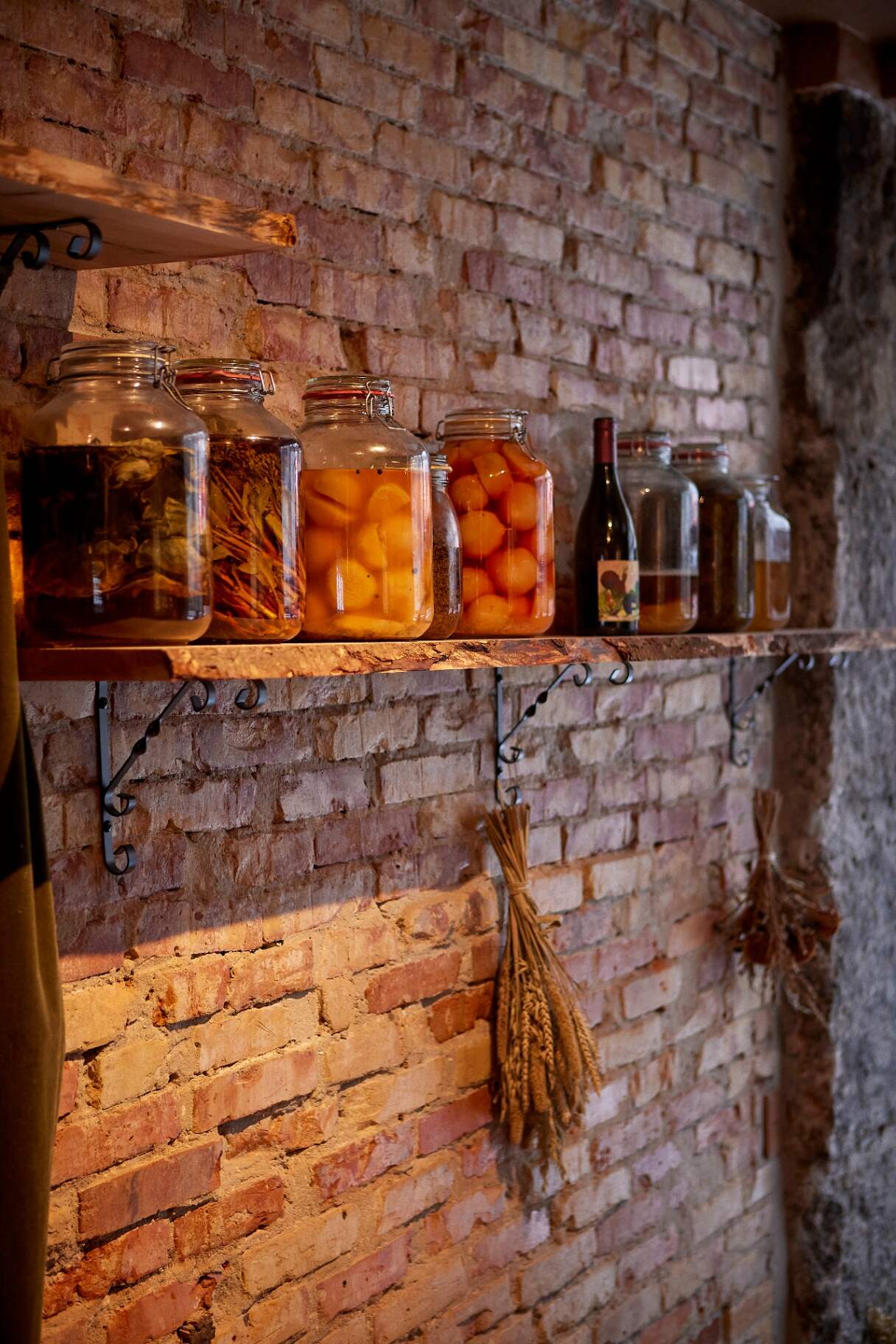 Glas med sylt og fermentering på hylderne hos Restaurant Grim