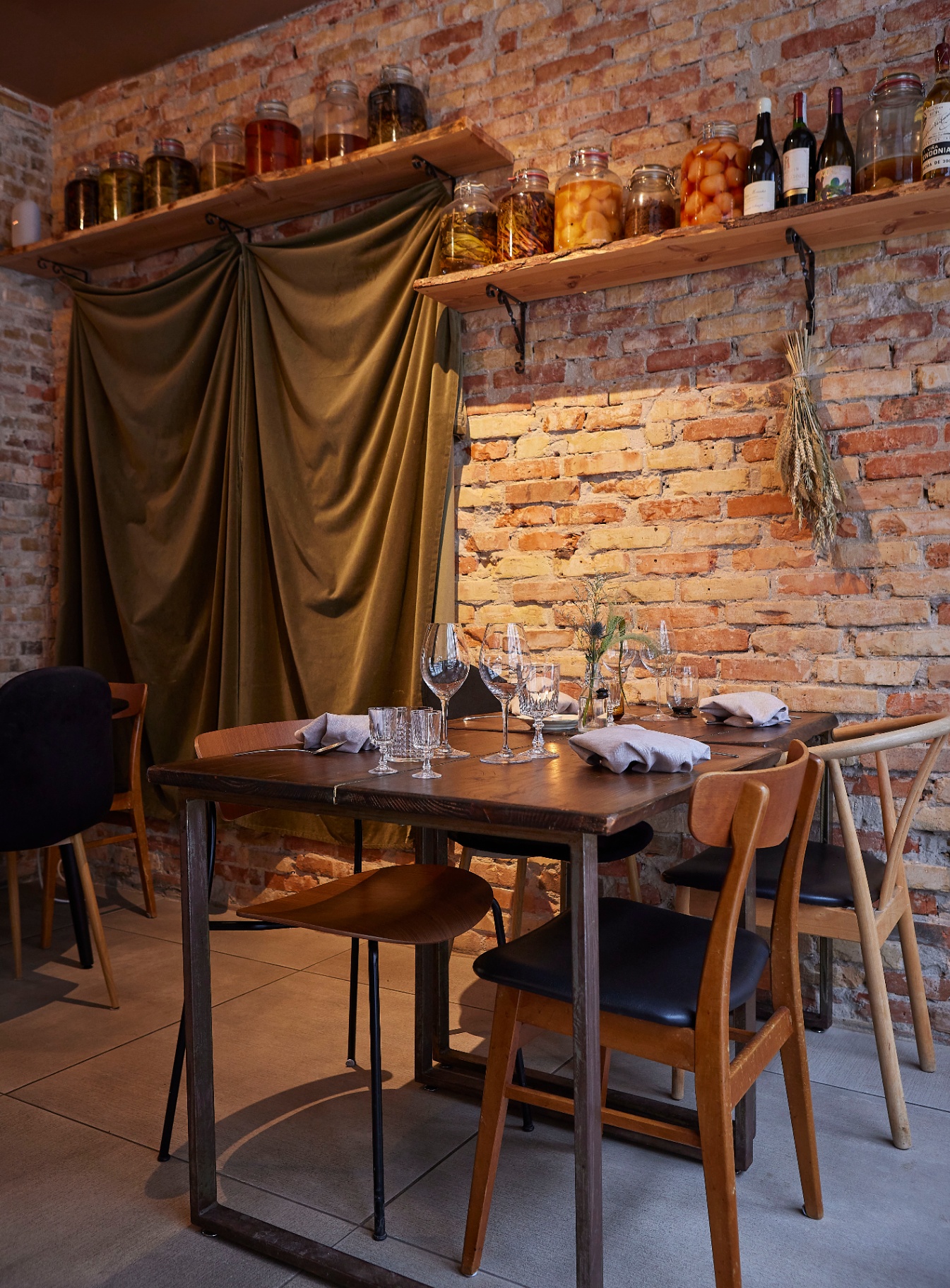 Dækket bord i spisesalen på Restaurant Grim