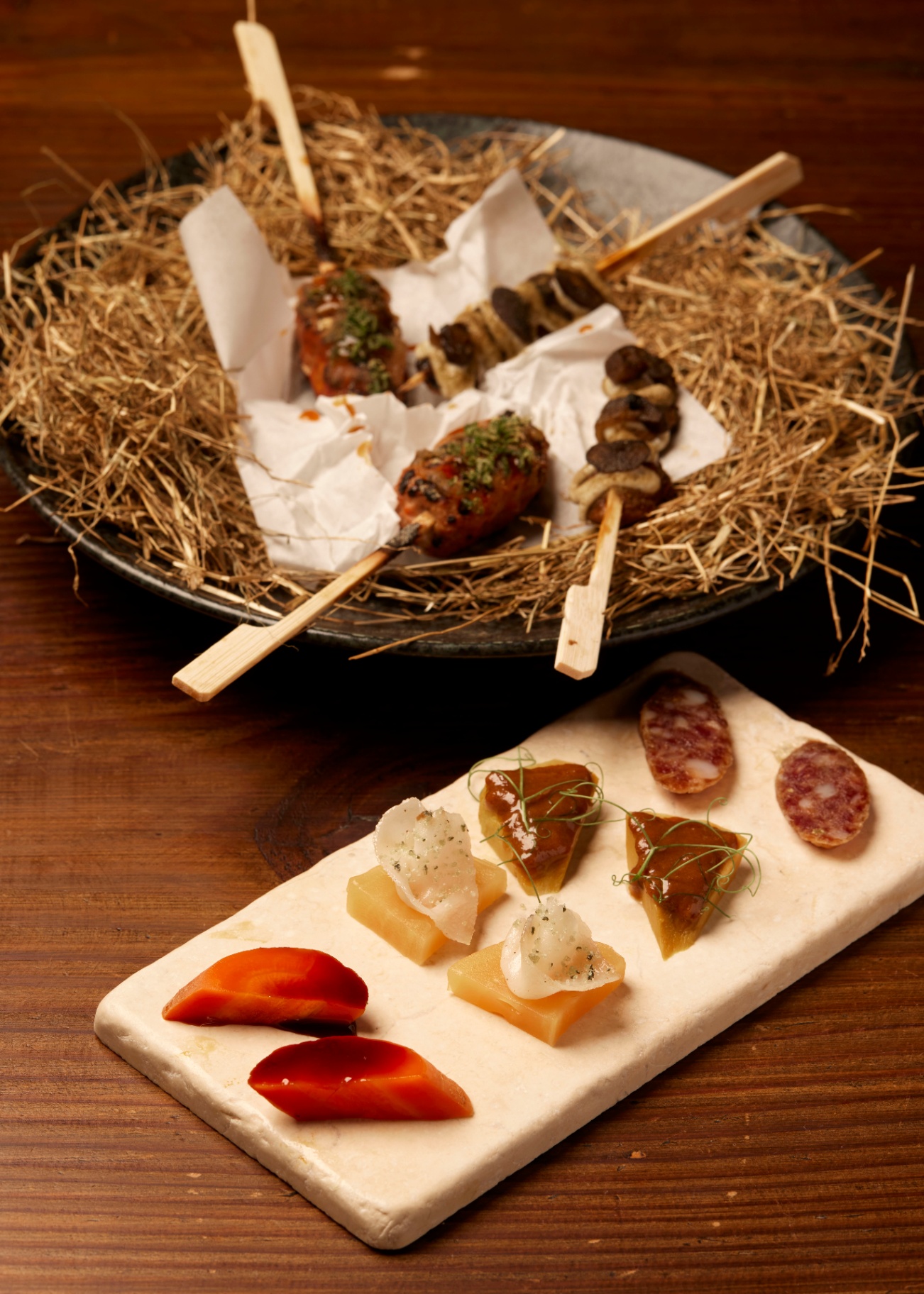 Snacks og små serveringer på fad og marmorplade hos Restaurant Grim