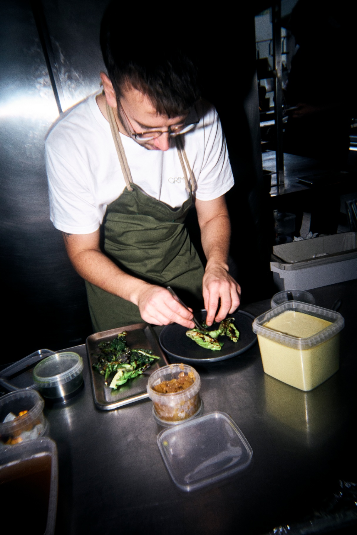 Køkkenchef Casper Nielsen anretter en ret i køkkenet på Restaurant Grim