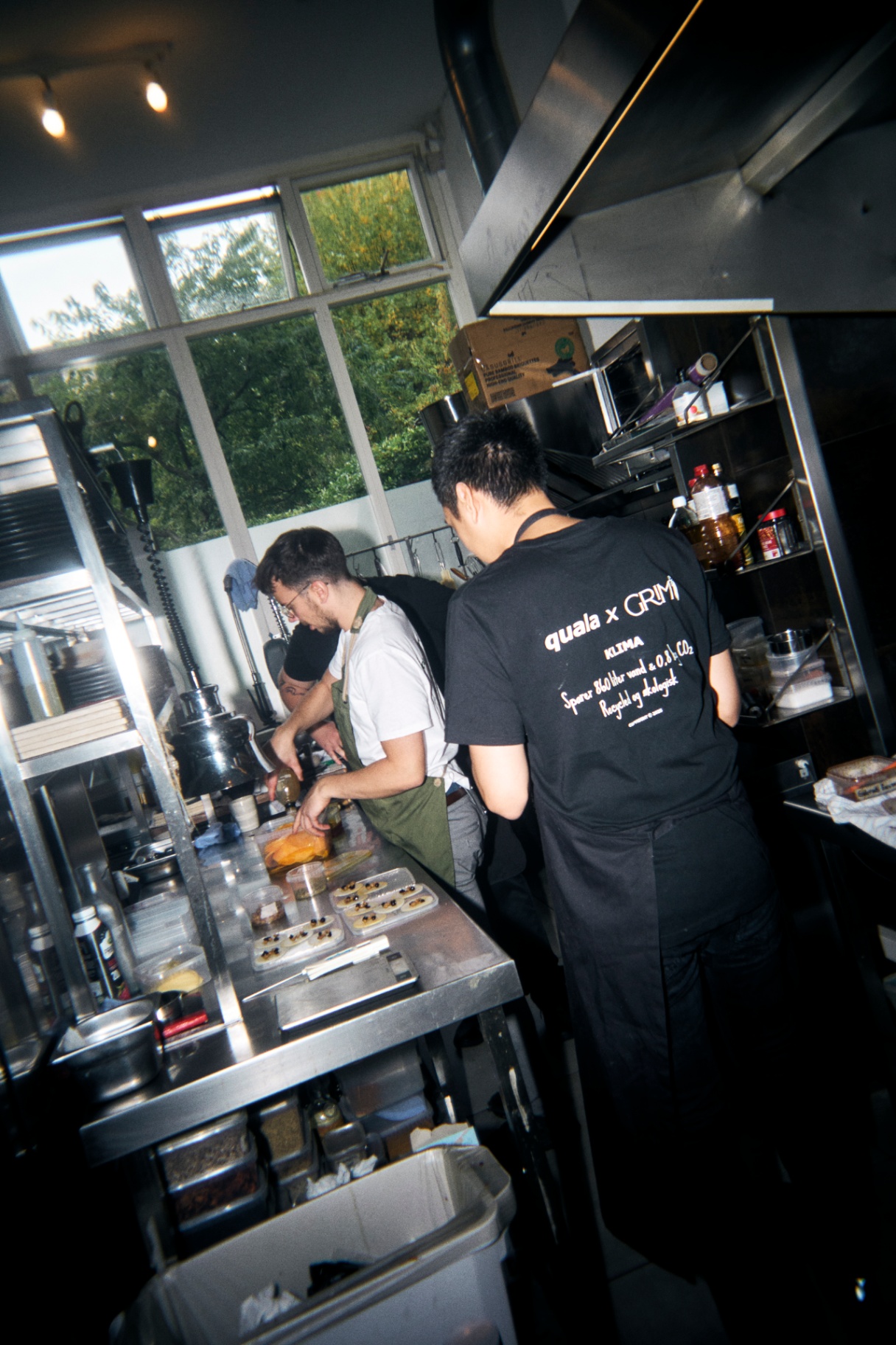 Køkkenholdet arbejder i det åbne køkken på Restaurant Grim